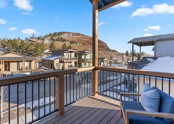 Flg Retreat - Modern Home With Mountain Views